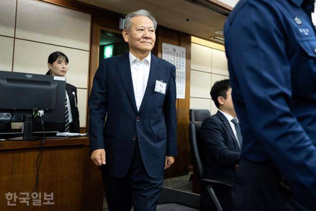 이상민 전 행정안전부 장관이 지난해 10월 17일 서울 서초구 서울중앙지법에서 열린 내란 중요임무 종사 등 혐의 첫 공판기일에 출석하고 있다. 박시몬 기자