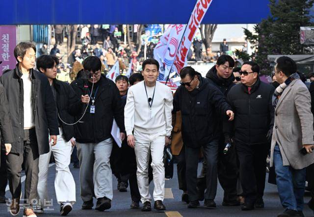 이재명 대통령과 김현지 청와대 제1부속실장에 대한 허위 사실을 유포한 혐의로 고발된 한국사 강사 출신 보수 유튜버 전한길씨가 12일 서울 동작경찰서에 피의자 신분으로 출석하고 있다. 왕태석 선임기자