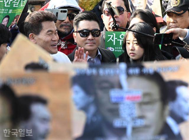 한국사 강사 출신 보수 유튜버 전한길(왼쪽)씨가 12일 서울 동작경찰서에 피의자 신분으로 출석하면서 기자들의 질문에 답하고 있다. 가운데는 김현태 전 특수전사령부 707특수임무단장. 왕태석 선임기자