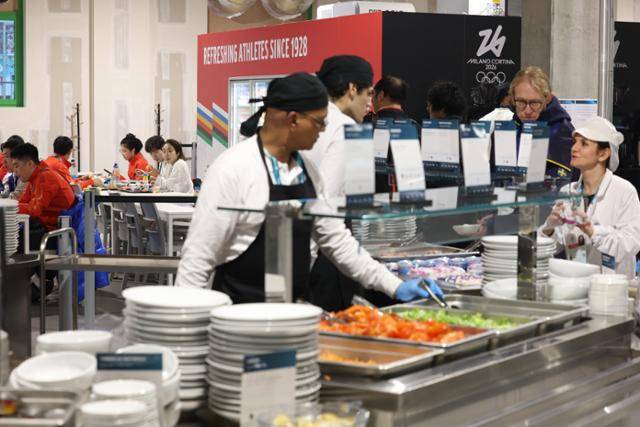 3일 2026 밀라노·코르티나담페초 동계올림픽을 위해 마련된 이탈리아 밀라노 선수촌 내 식당에서 선수들이 식사를 하고 있다. 밀라노=연합뉴스