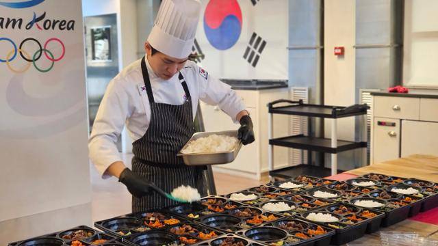 조리사들이 9일 이탈리아 밀라노 급식지원센테에서 조리가 완료된 음식들을 보온 도시락에 담고 있다. 밀라노=김진주 기자