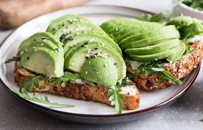 10일(현지 시각) 이팅웰(EatingWell)은 아침에 먹기 좋은 고섬유질 식품을 소개했다./사진=클립아트코리아