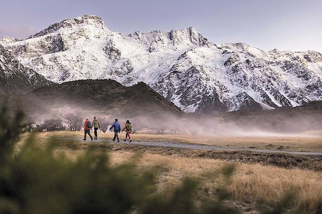 트레커들이 후커밸리 트랙을 걷고 있다. /비타투어 제공