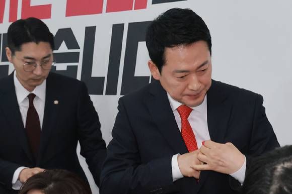 국민의힘 장동혁 대표가 12일 국회에서 이재명 대통령과의 오찬에 불참하는 것과 관련해 입장을 밝힌 뒤 이동하고 있다. 뒤는 박준태 당 대표 비서실장. 2026.2.12 [사진=연합뉴스]