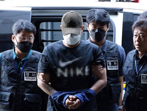 대전 교제살인 사건 피의자 장재원이 경찰에 체포돼 대전서부경찰서로 들어서고 있다. [사진=연합뉴스]