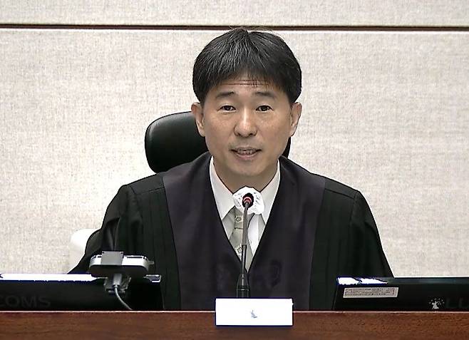 지귀연 부장판사가 지난해 10월 2일 서울 서초구 서울중앙지방법원에서 열린 윤석열 전 대통령의 내란 우두머리·직권남용 권리행사 방해 혐의 사건 속행 공판에서 발언하고 있다. 연합뉴스