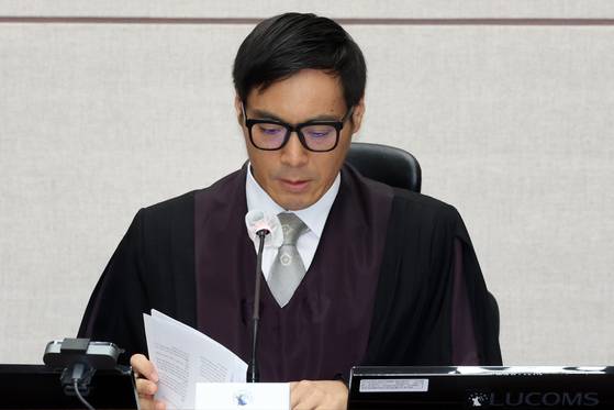 윤석열 전 대통령의 특수공무집행방해, 직권남용 권리행사방해 등 혐의 사건 1차 공판이 열린 지난해 9월 26일 서울 서초구 서울중앙지법에서 백대현 부장판사가 자료를 살펴보고 있다. 이날 재판중계는 사상 첫 하급심 공판기일 중계였다. 이전에는 전직 대통령 선고기일만 3차례 중계됐다. 사진공동취재단