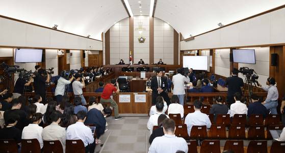 윤석열 전 대통령의 특수공무집행방해, 직권남용 권리행사방해 등 혐의 사건 첫 공판이 열린 지난해 9월 26일 서울 서초구 서울중앙지법에서 백대현 부장판사가 발언하고 있다.뉴스1