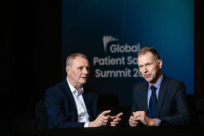 브라이언 윌리엄스(왼쪽) 영국 런던대 의과대학 석좌 교수와 크리스 슈비 뱅커대학교 의과대학 교수가 의료기관에서 AI가 쓰일 때 나타날 변화에 대해 이야기를 나누고 있다. 사진 뷰노