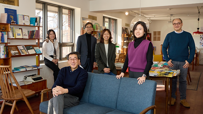 책 ‘슈퍼 모멘텀’ 저자들이 플랫폼9와3/4에서 한자리에 모였다. 왼쪽부터 임수정·유민영·김원장·이인숙·김보미·한운희. /SK하이닉스 뉴스룸 제공