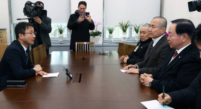 ▲ 김진태 도지사와 김시성 도의장, 국민의힘 한기호 국회의원은 11일 국회 본관에서 더불어민주당 한병도 원내대표와 면담을 갖고 강원특별자치도법 3차 개정안 조속 처리를 촉구했다.  이세훈 기자
