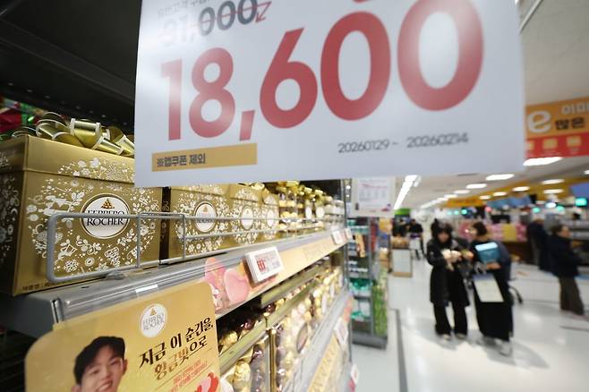 서울의 한 대형마트 매대에 초콜릿이 가득 채워져 있다. 사진=연합뉴스