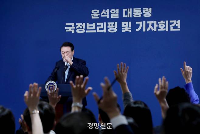 윤석열 전 대통령은 2024년 8월 29일 당시 서울 용산 대통령실 브리핑룸에서 국정브리핑 및 기자회견을 열어 기자들이 질문하고 있다. 대통령실사진기자단 경향신문 김창길