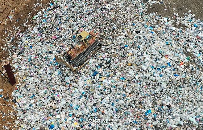 2024년 8월26일 인천시 서구 백석동 수도권 쓰레기 매립지에서 생활폐기물이 직매립 처리되고 있다. 정지윤 선임기자