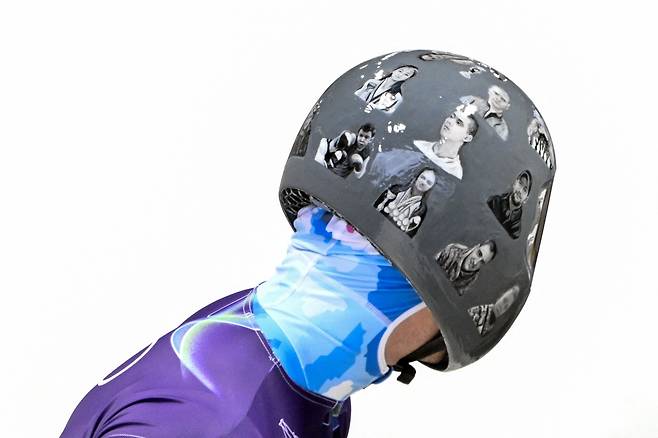 2026 밀라노·코르티나담페초 동계 올림픽에 출전한 우크라이나 스켈레톤 국가 대표 선수 블라디슬라프 헤라스케비치가 지난 10일(현지시간) 러시아와 전쟁으로 숨진 스포츠 선수들의 모습을 담은 ‘추모 헬멧’을 쓰고 있다. AFP연합뉴스
