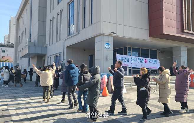 천막농성 4주면 문화제에 앞서 풍물패가 길놀이를 하며 전북지방환경청 일대를 돌고 있다. 닫힌 행정을 열라는 주문처럼 울려 퍼지는 꽹과리 소리에 맞춰 참가자들이 긴 대열을 이루며 행진하고 있다. 김창효 선임기자