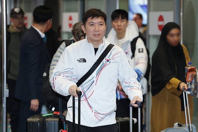유승민 대한체육회장이 2026 밀라노·코르티나담페초 동계올림픽 개막을 이틀 앞둔 4일(현지시간) 이탈리아 밀라노 말펜사 국제공항을 통해 입국하고 있다. 연합뉴스