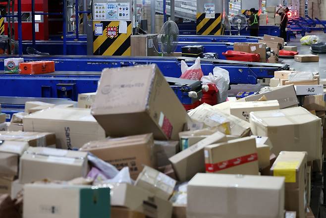 Parcels pile up at a logistics center in Seoul on Aug. 17, the final day of the courier industry’s designated delivery break. [YONHAP]