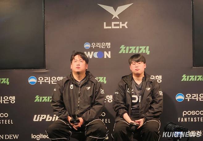 (왼쪽부터) 주영달 DN 수퍼스 감독과 ‘피터’ 정윤수가 12일 서울 종로구 치지직 롤파크 LCK 아레나에서 열린 ‘2026 LCK컵’ 플레이오프 1라운드 BNK 피어엑스와의 경기가 끝난 뒤 기자회견에 참석하고 있다. 송한석 기자