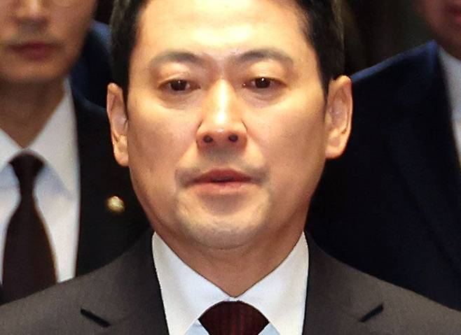 장동혁 국민의힘 대표가 2일 국회 예결위회의장에서 열린 의원총회에 입장하고 있다. 연합뉴스