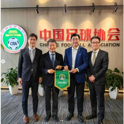 정몽규 대한축구협회장(왼쪽에서 두 번째)과 쑹카이 중국축구협회장(세 번째). 정몽규 회장 SNS 갈무리