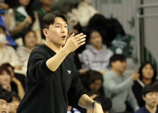 작전 지시하는 김효범 감독. 사진[연합뉴스]