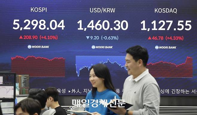 9일 서울 중구 우리은행 본점 딜링룸에 코스피 지수와 원 달러 환율, 코스닥 지수의 종가가 표시되고 있다. 2026.2.9 [김호영 기자]