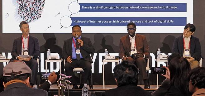 11일 매일경제신문 주최로 서울 여의도 페어몬트호텔에서 개최된 제1회 월드크립토포럼에서 스테펜 알레산드로 세계은행 글로벌 농업·식량 부문 선임농업전문위원, 마헤파 안드리아맘피아다나 마다가스카르 디지털개발·전환·우정·통신부 장관, 바이디 시 투레 세계은행 디지털전문관, 김지윤 DSRV 대표(왼쪽부터)가 ‘블록체인 기반 금융 포용’을 주제로 대담하고 있다.