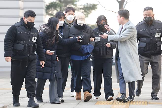 서울 강북구 수유동 모텔에서 남성 2명을 숨지게 한 혐의를 받는 20대 여성 A씨가 12일 서울북부지법에서 영장실질심사를 받기 위해 출석하고 있다. [연합뉴스]