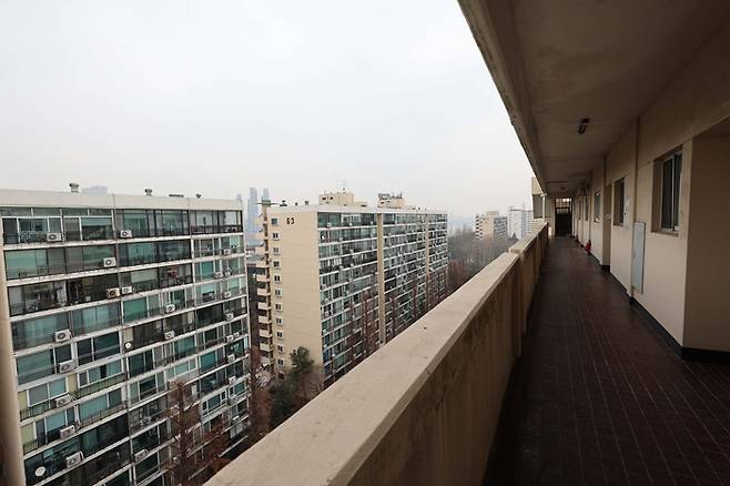 압구정현대3차아파트 전경과 일대 부동산. [한주형기자]