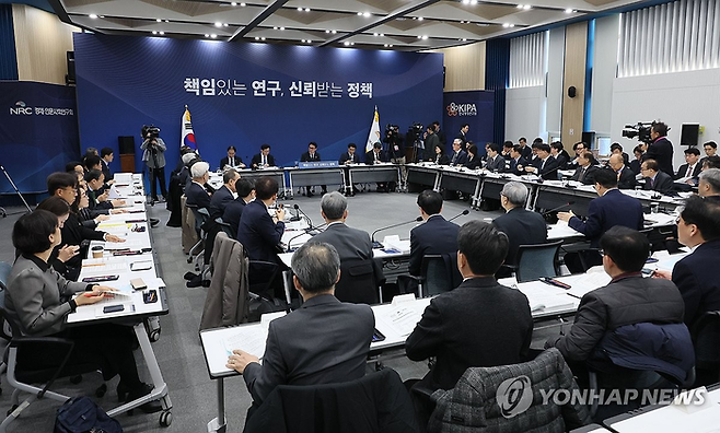 김민석 국무총리가 9일 서울 은평구 한국행정연구원에서 열린 경제인문사회연구회 업무보고에서 발언하고 있다. 2026.1.9 [사진=연합뉴스]