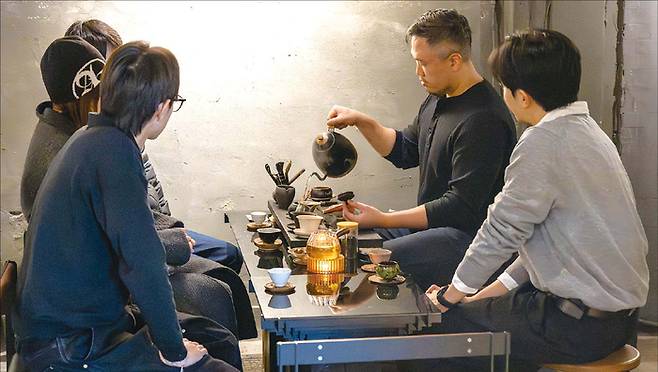 최근 MZ세대 사이에서 조용한 분위기 속에서 차를 나누는 ‘다회(茶會)’가 주목받고 있다. 사진은 서울 성수동 ‘효 하우스’ 다회 모습. (윤관식 기자)