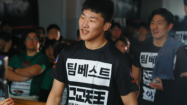 제3대 고교천왕 챔피언 고필승이 2026년 1월 경기도 김포시 종합격투기 프로대회 GOAT FC DESTINY 001에 입장하고 있다. 사진=랭크파이브 정성욱 기자 제공