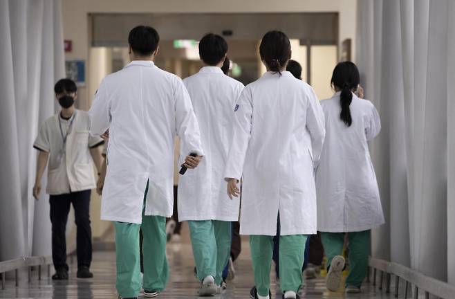 의과대학 증원 정책에 반발해 집단 사직했던 전공의들이 수련병원에 복귀한 지난해 9월1일 서울 시내의 한 대학병원에서 의료진들이 이동하고 있다. /사진=뉴시스