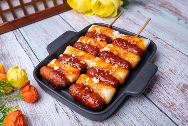 휴게소의 대표 간식 소떡소떡 꼬치. 게티이미지뱅크