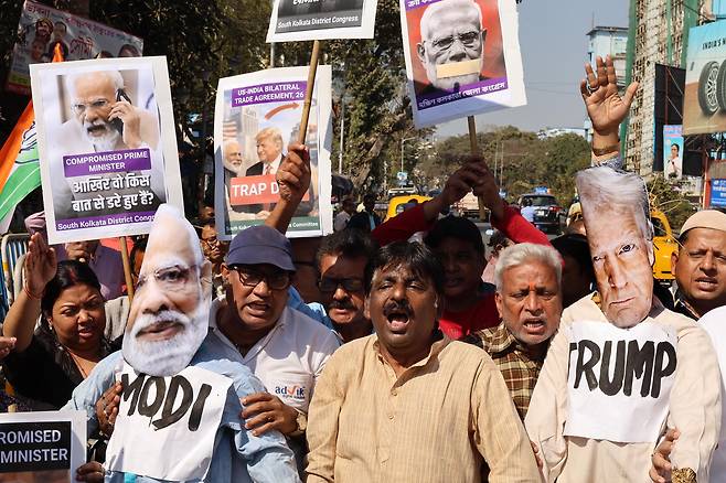 인도의 애당인 국민회의당 인사들과 시위자들이 지난 10일 인도 콜카타에서 인도-미국 무역 협정을 규탄하고 있다.[EPA]