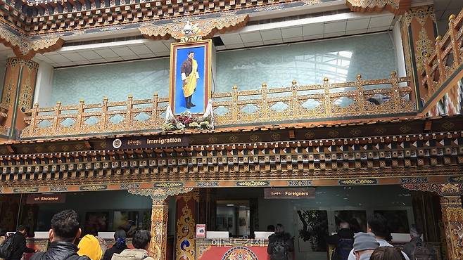 파로국제공항 안에 걸린 지그메 케사르 남걀 왕추크 부탄 국왕 사진