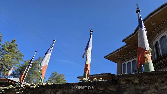 깃발이 걸린 건물 모습