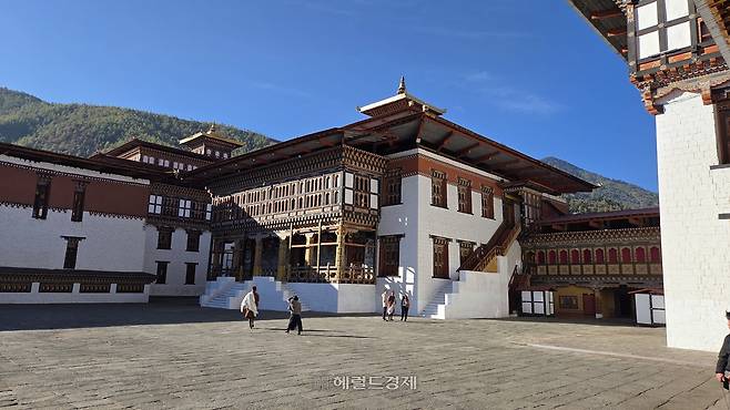 팀푸 왕추강변의 요새형 사원 ‘타시초종’