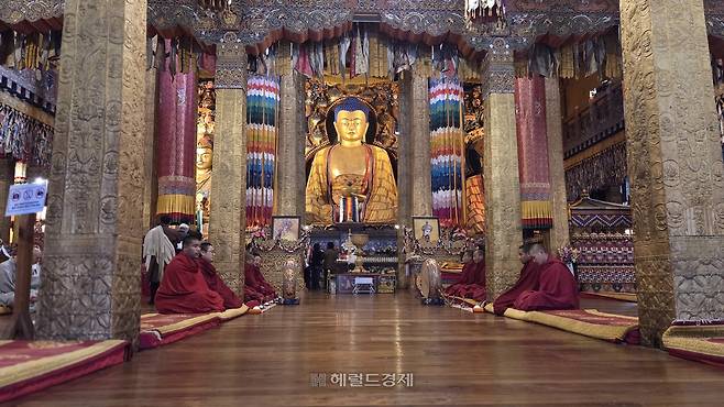 푸나카 종 법당 내부