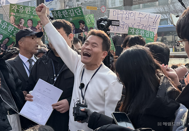 12일 오전 서울 동작경찰서에 출석한 전한길 씨가 조사 전 입장문을 발표하고 있다. 전새날 기자