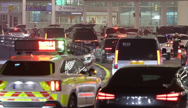 설 명절 연휴를 앞둔 지난 11일 인천국제공항 제2여객터미널 출국장 앞 도로가 차량으로 붐비고 있다. [연합]