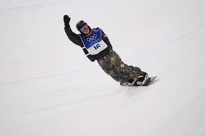 [리비뇨=AP/뉴시스]스노보드 남자 하프파이프 이채운. 2026.02.11.