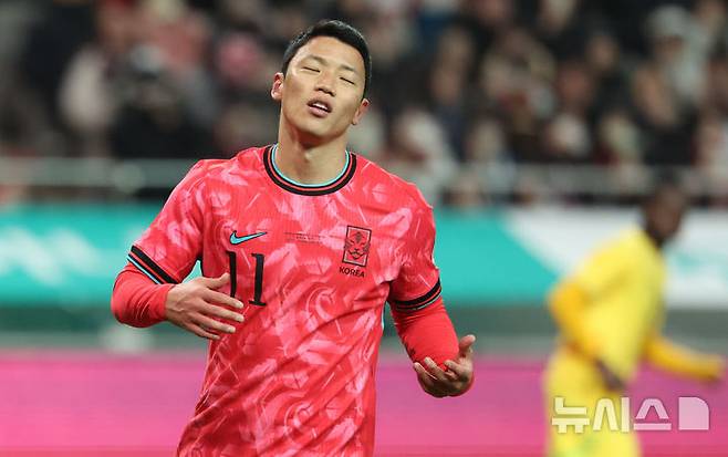 [서울=뉴시스] 황준선 기자 = 18일 오후 서울 마포구 서울월드컵경기장에서 열린 축구 국가대표팀 평가전 대한민국과 가나의 경기, 후반 한국 황희찬이 페널티킥에 실패한 뒤 아쉬워하고 있다. 2025.11.18. hwang@newsis.com