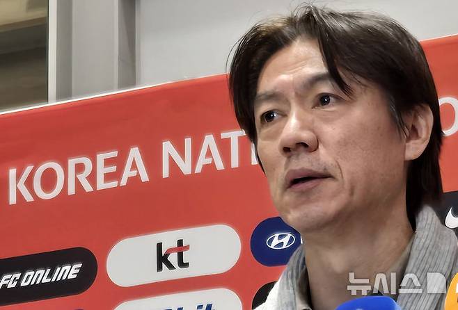 [인천공항=뉴시스] 하근수 기자= 2026 국제축구연맹(FIFA) 북중미 월드컵 조 추첨식과 베이스캠프 후보지 답사를 마친 홍명보 축구 국가대표팀 감독이 12일 오후 인천국제공항 제2여객터미널을 통해 귀국해 취재진 질문에 답변하고 있다. 2025.12.12. hatriker22@newsis.com