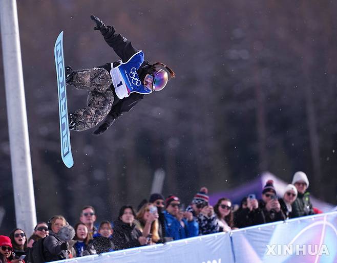 [리비뇨=신화/뉴시스] 최가온이 11일(현지시간) 이탈리아 리비뇨 스노파크에서 열린 2026 밀라노·코르티나 담페초 동계올림픽 스노보드 여자 하프파이프 예선전에서 경기를 펼치고 있다. 최가온은 82.25점을 기록해 전체 6위로 결선에 진출했다. 2026.02.11.