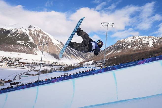 [리비뇨=신화/뉴시스] 최가온이 11일(현지시간) 이탈리아 리비뇨 스노파크에서 열린 2026 밀라노·코르티나담페초 동계올림픽 스노보드 여자 하프파이프 예선 경기를 펼치고 있다. 최가온은 82.25점을 기록해 전체 6위로 결선에 진출했다. 2026.02.12.