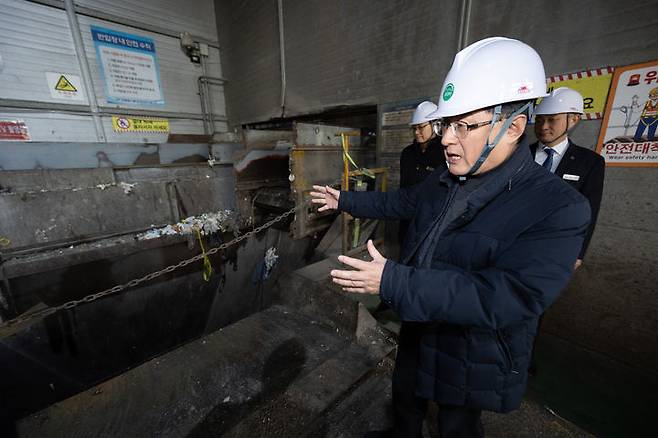 [서울=뉴시스] 권창회 기자 = 김성환 기후에너지환경부 장관이 29일 경기 안산시 생활폐기물 중계처리시설을 찾아 수도권 생활폐기물 직매립금지 시행 대비 처리계획을 점검하고 관련 시설을 둘러보고 있다. (사진=기후에너지환경부 제공) 2025.12.29. photo@newsis.com *재판매 및 DB 금지