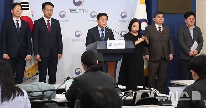 [서울=뉴시스] 추상철 기자 = 김성환 기후에너지환경부 장관이 12일 오전 서울 종로구 정부서울청사에서 '공공소각시설 확충사업 신속 적용' 관련 브리핑을 하고 있다. 2026.02.12. scchoo@newsis.com