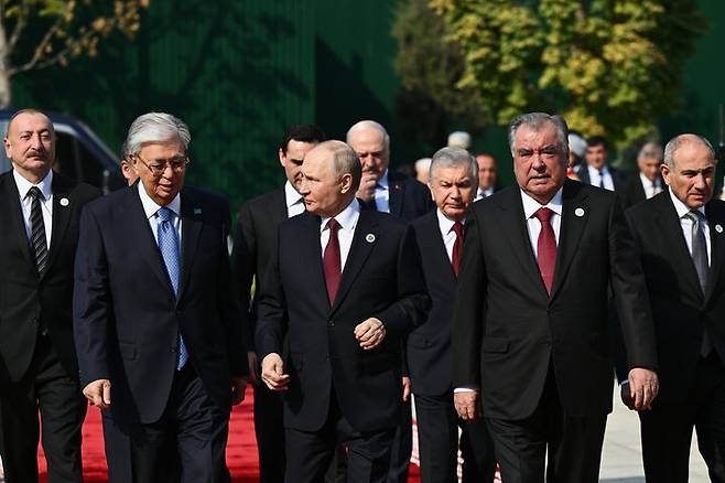 [두샨베=AP/뉴시스] 블라디미르 푸틴 러시아 대통령이 지난해 10월 10일  타지키스탄 수도 두샨베에서 중앙아시아 정상들과 함께 걸어가고 있다. 푸틴 대통령은 5개국 정상들과 회담을 갖고, 양자 간 교역 확대 필요성을 강조했다. 2026.02.12.